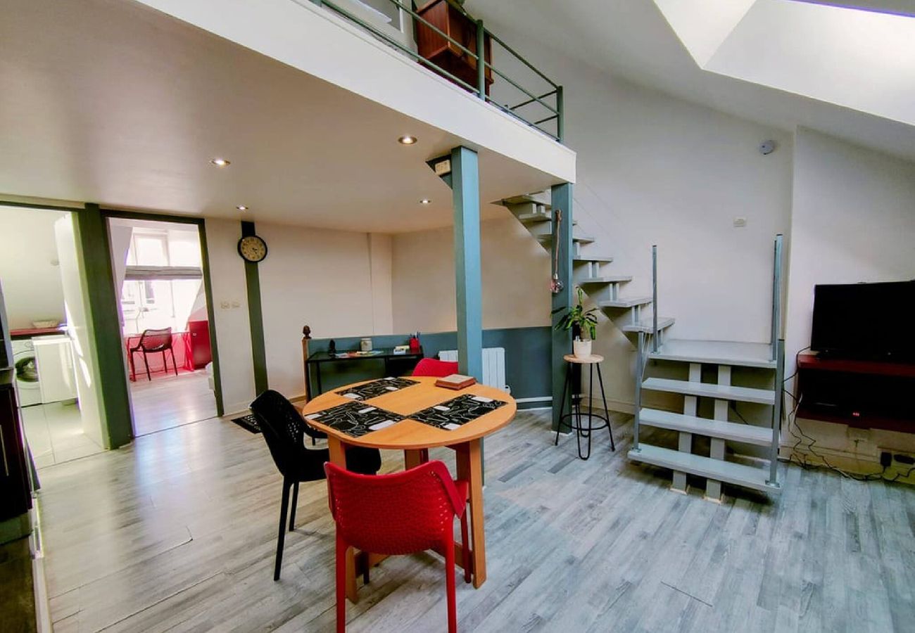 Apartment in Auxerre - Sous les toits de Paris - Séjour à Auxerre