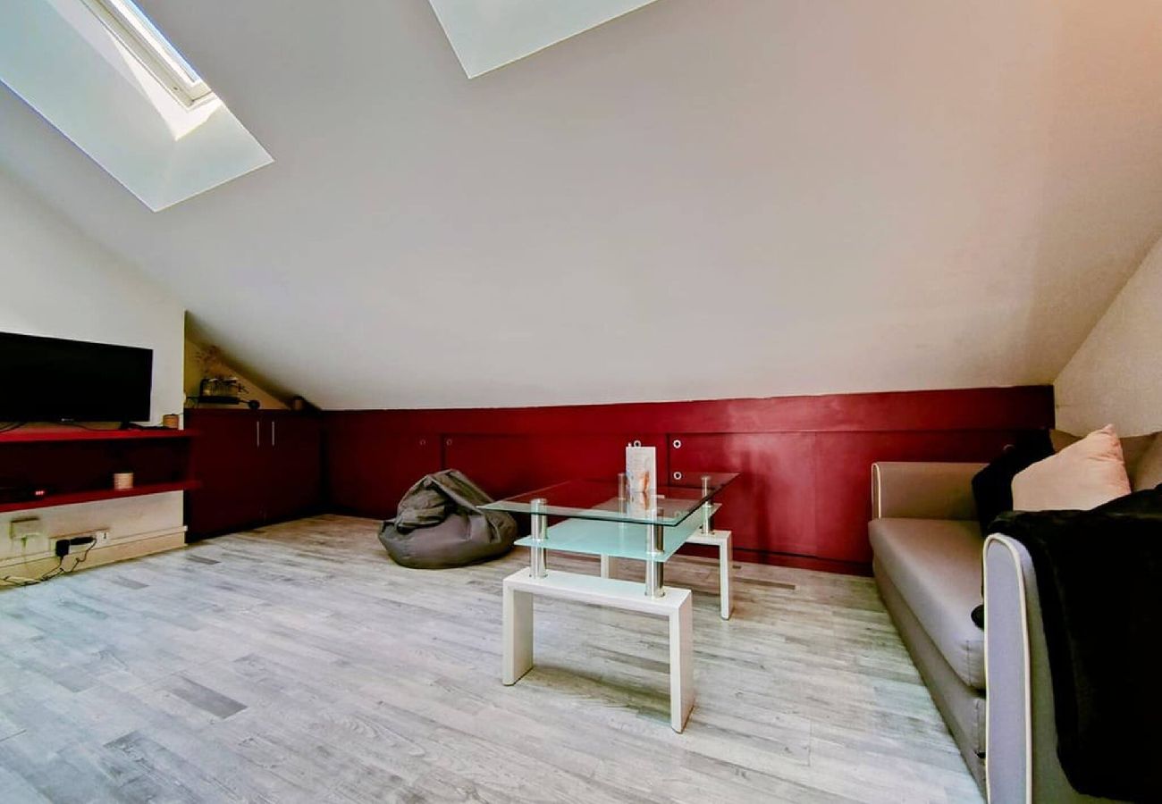 Apartment in Auxerre - Sous les toits de Paris - Séjour à Auxerre