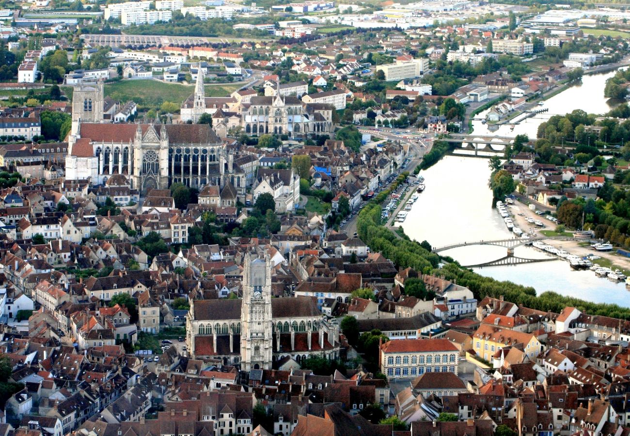 Apartment in Auxerre - Sous les toits de Paris - Séjour à Auxerre