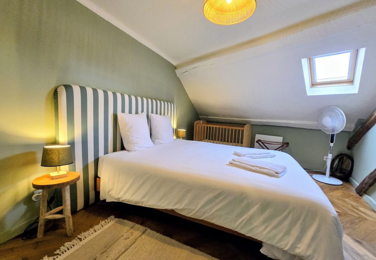 Apartment in Auxerre - Duplex Spacieux 2 Chambres au Centre-Ville d'Auxer
