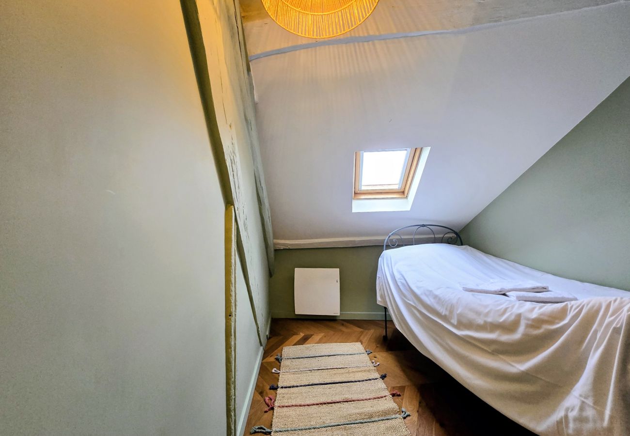 Apartment in Auxerre - Duplex Spacieux 2 Chambres au Centre-Ville d'Auxer