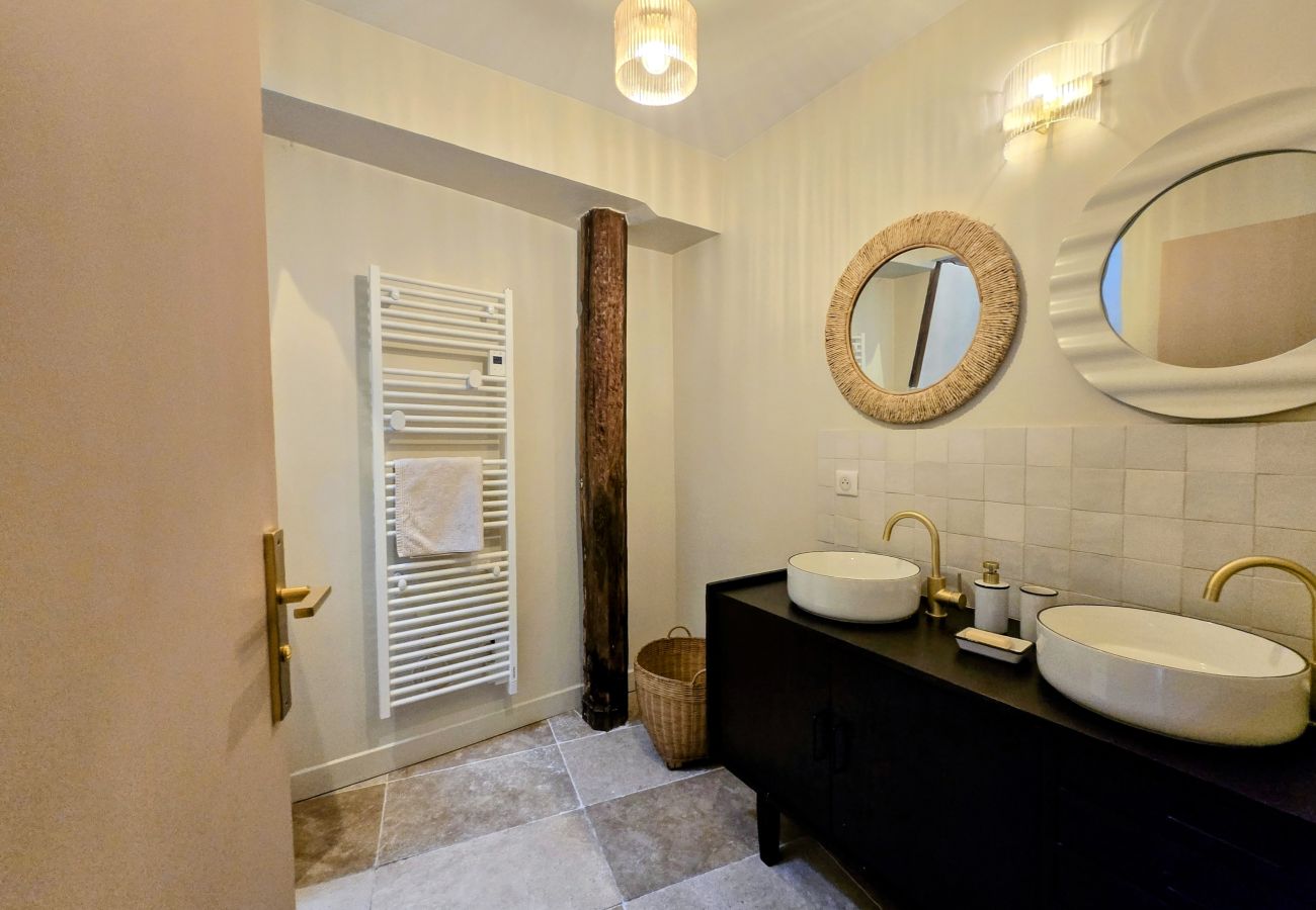 Apartment in Auxerre - Duplex Spacieux 2 Chambres au Centre-Ville d'Auxer