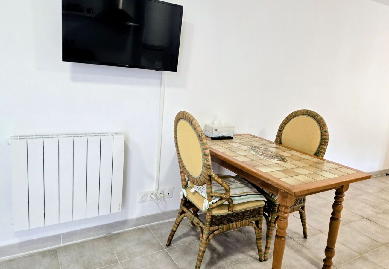 Apartment in Auxerre - La Croix 2 personnes, Cœur village St Bris