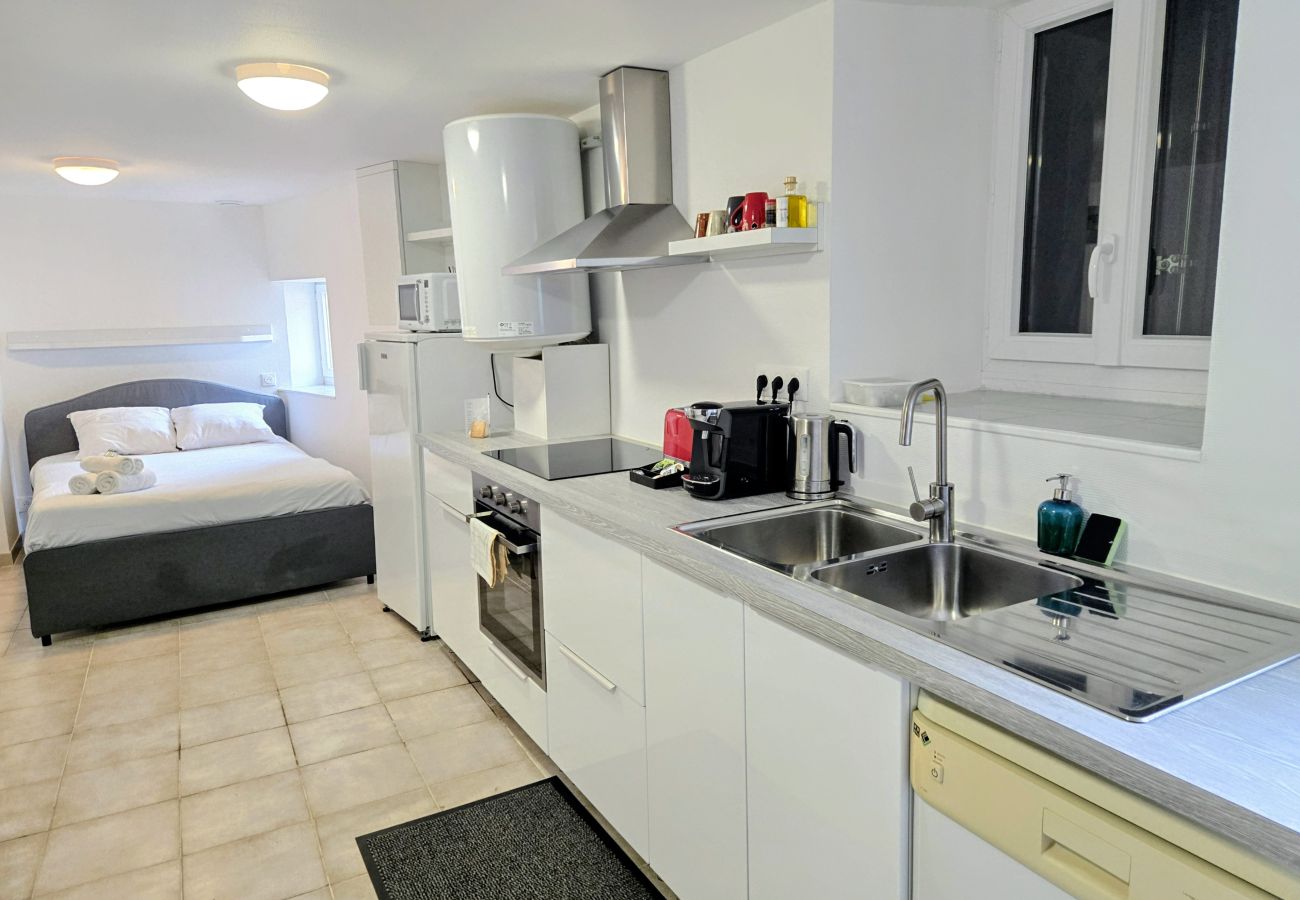 Apartment in Auxerre - La Croix 2 personnes, Cœur village St Bris