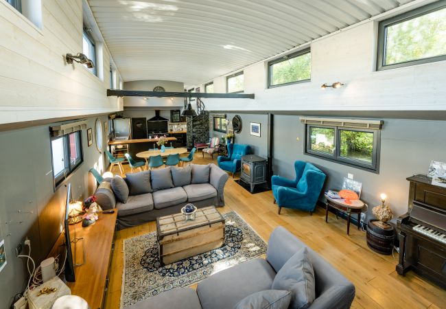 Boat in Auxerre - Ainos Louanges - Bail Partner