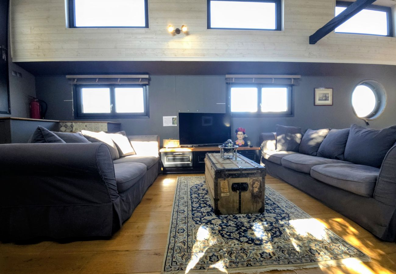 Boat in Auxerre - Ainos Louanges - Bail Partner