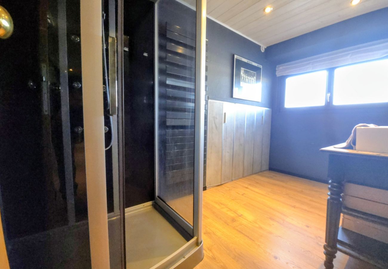 Boat in Auxerre - Ainos Louanges - Bail Partner