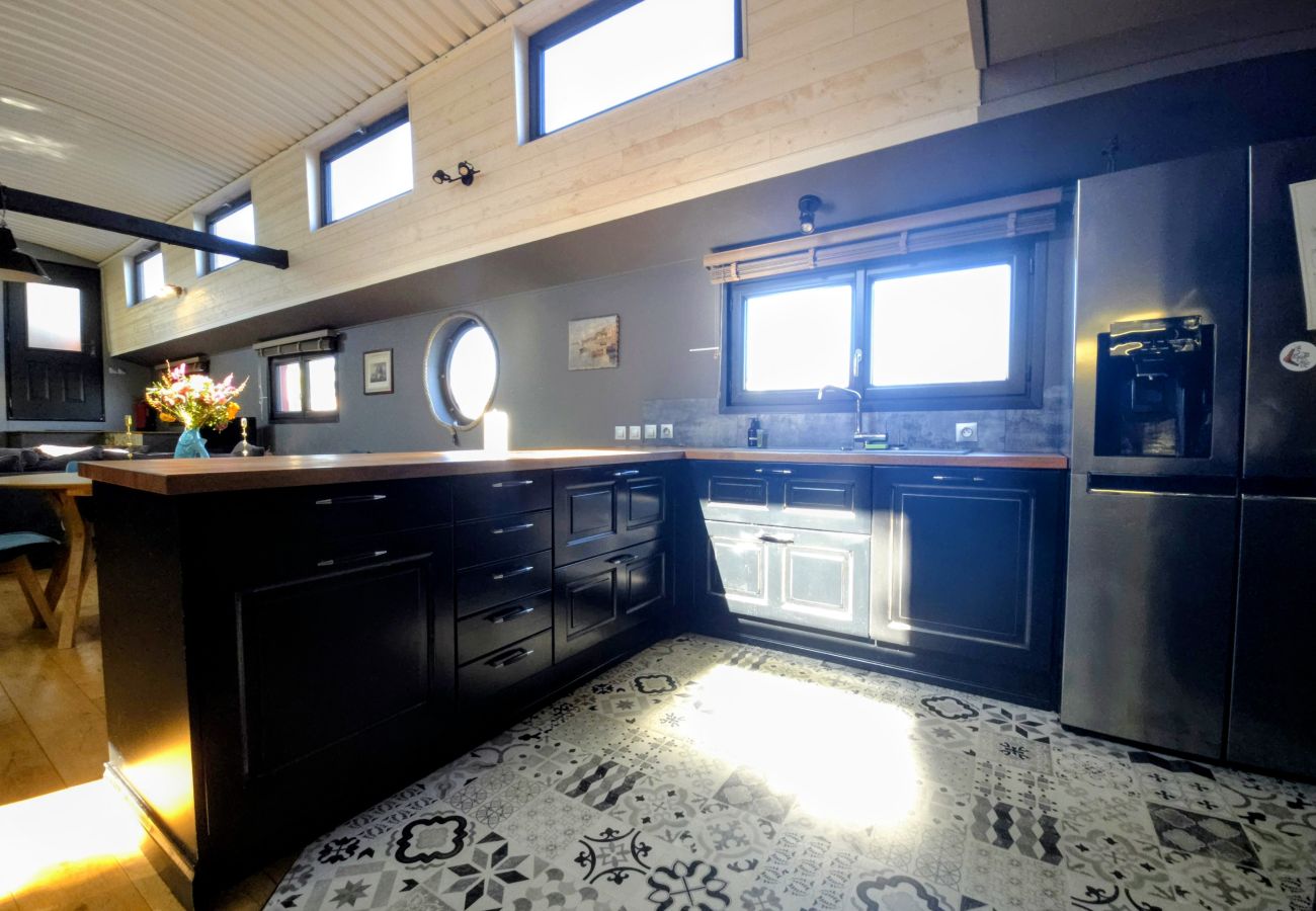 Boat in Auxerre - Ainos Louanges - Bail Partner