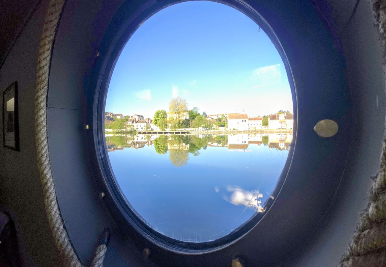 Boat in Auxerre - Ainos Louanges - Bail Partner