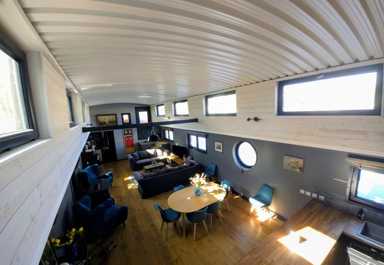 Boat in Auxerre - Ainos Louanges - Bail Partner