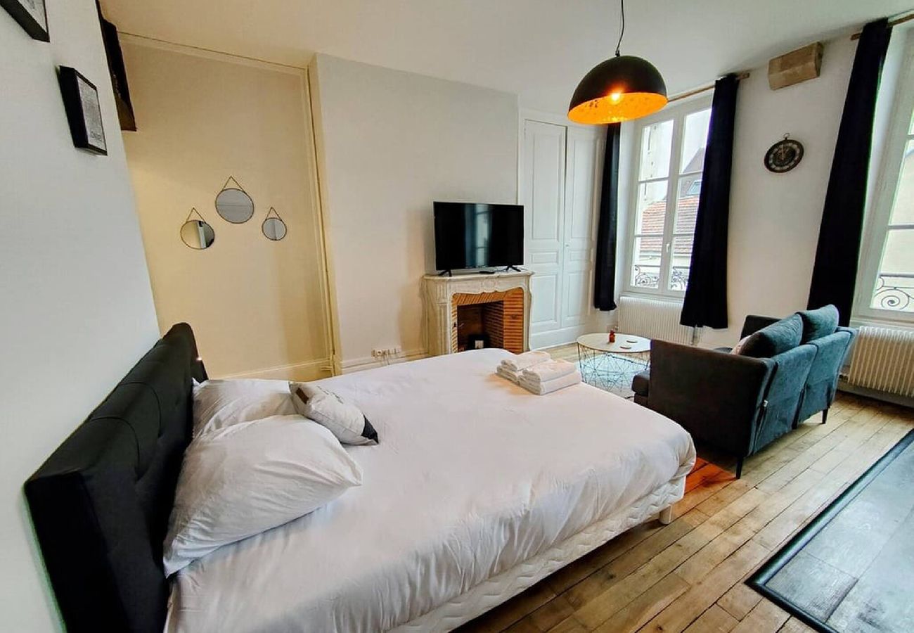 Studio à Auxerre - Paris III - Séjour à Auxerre