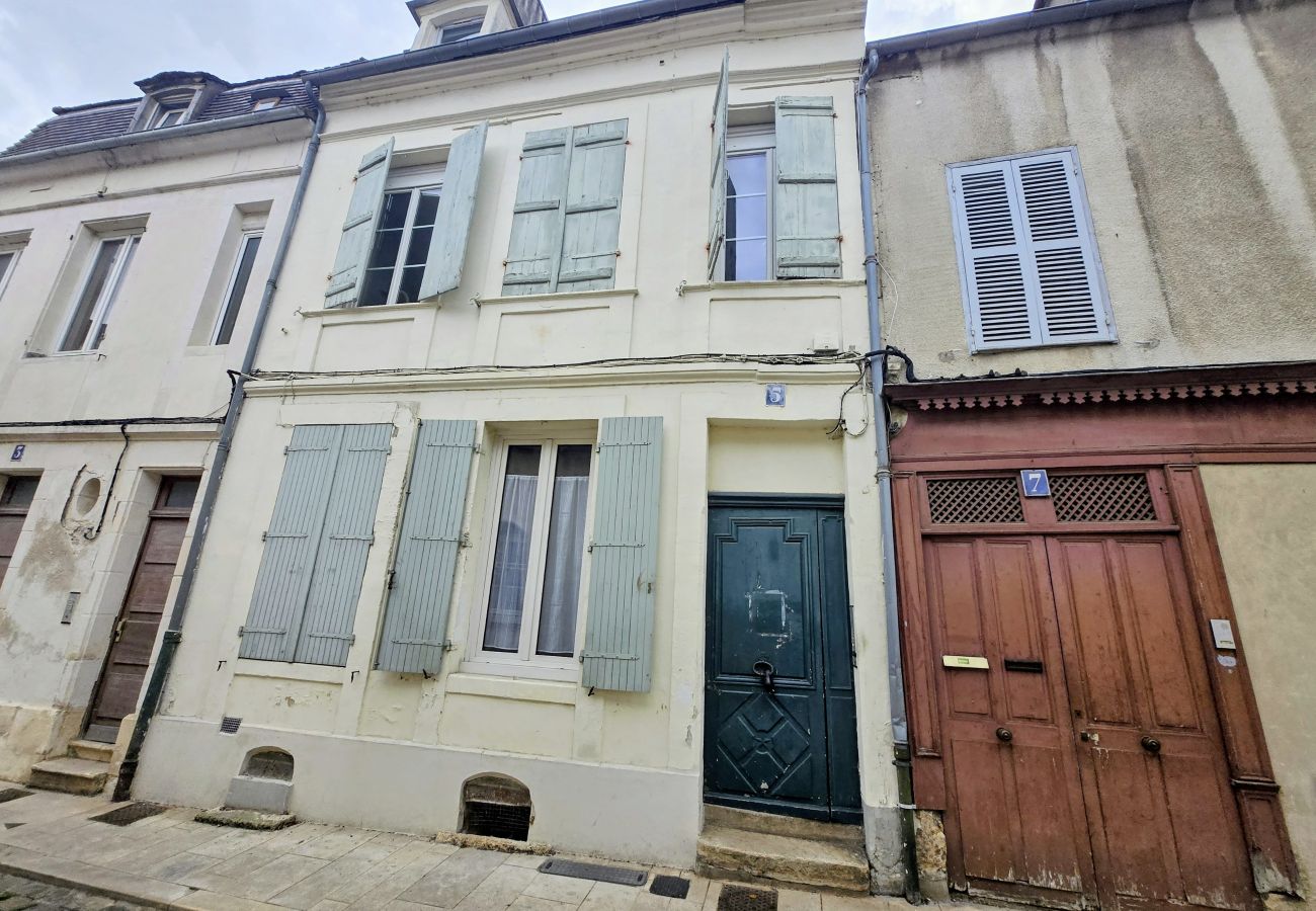 Studio à Auxerre - Grand Studio Vue Toit - Centre Ville Auxerre