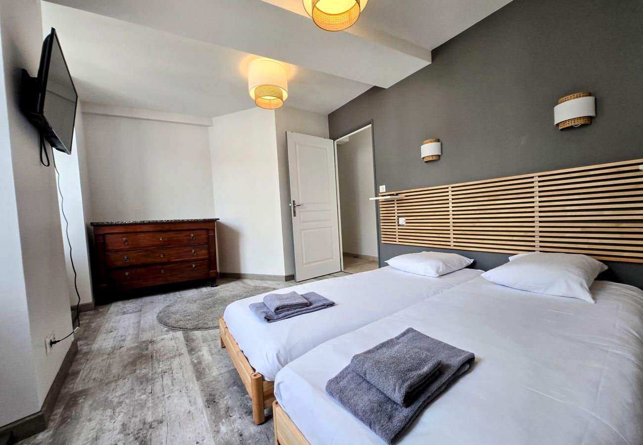 Maison à Chablis - Gite De L'Aeti - SPA prive - Piscine - Vignoble