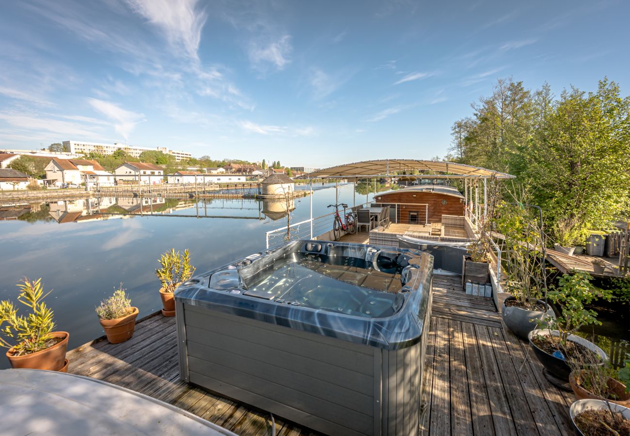 Bateau à Auxerre - Ainos Louanges - Bail Partner