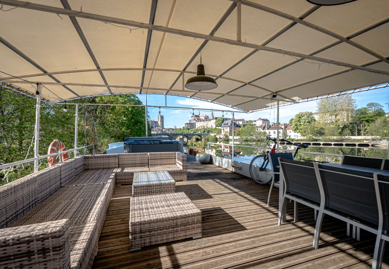 Bateau à Auxerre - Ainos Louanges - Bail Partner