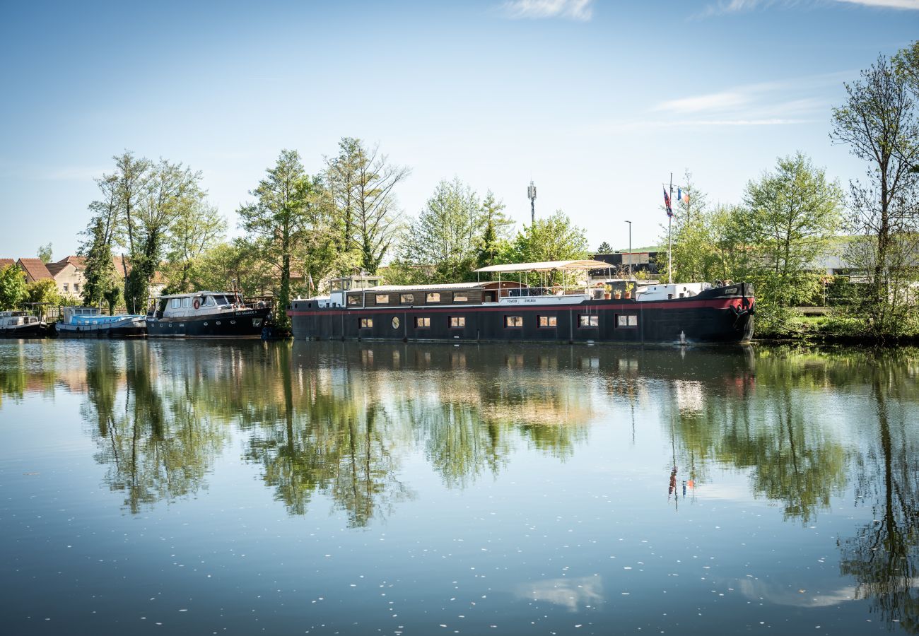 Bateau à Auxerre - Ainos Louanges - Bail Partner