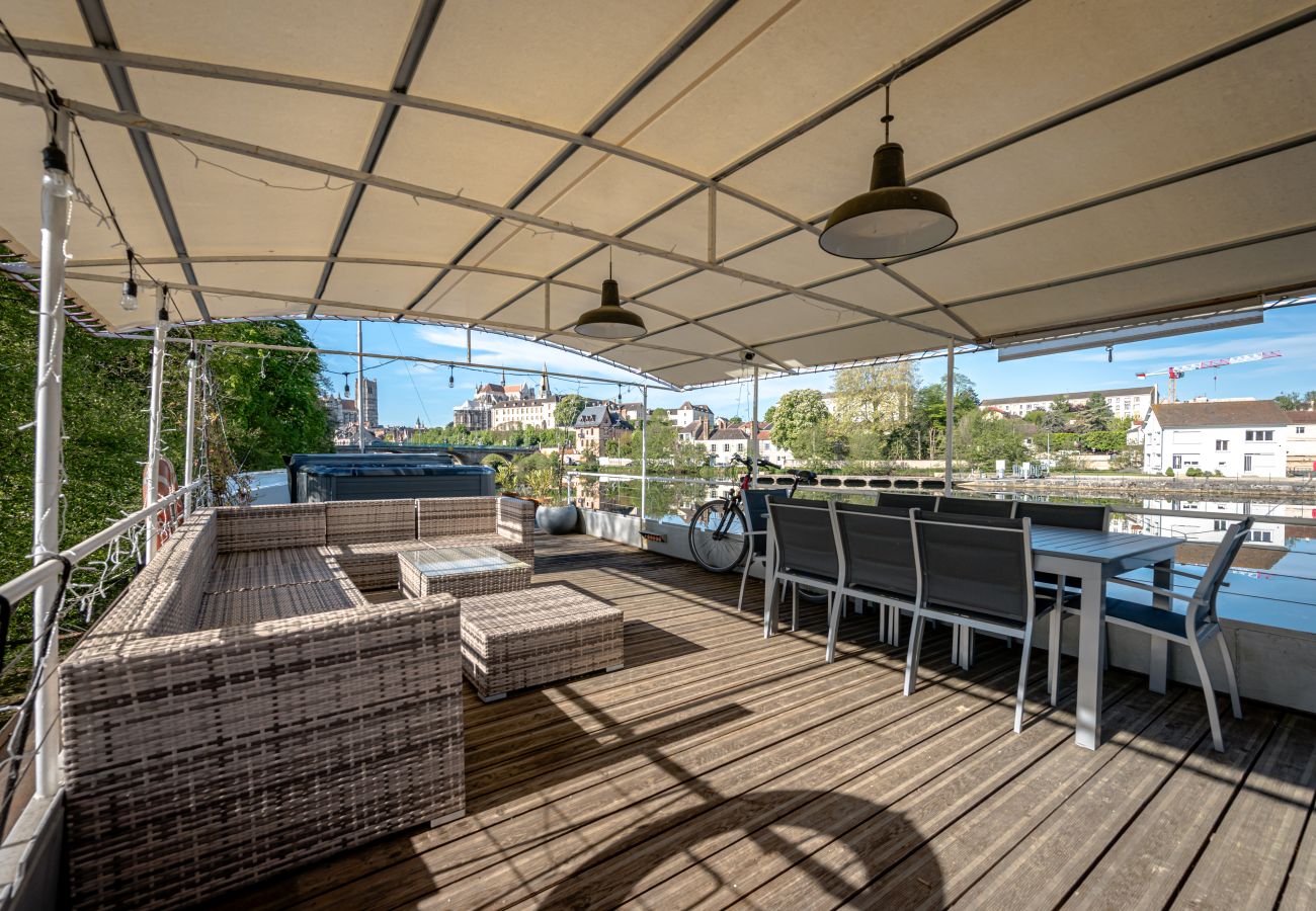 Bateau à Auxerre - Ainos Louanges - Bail Partner