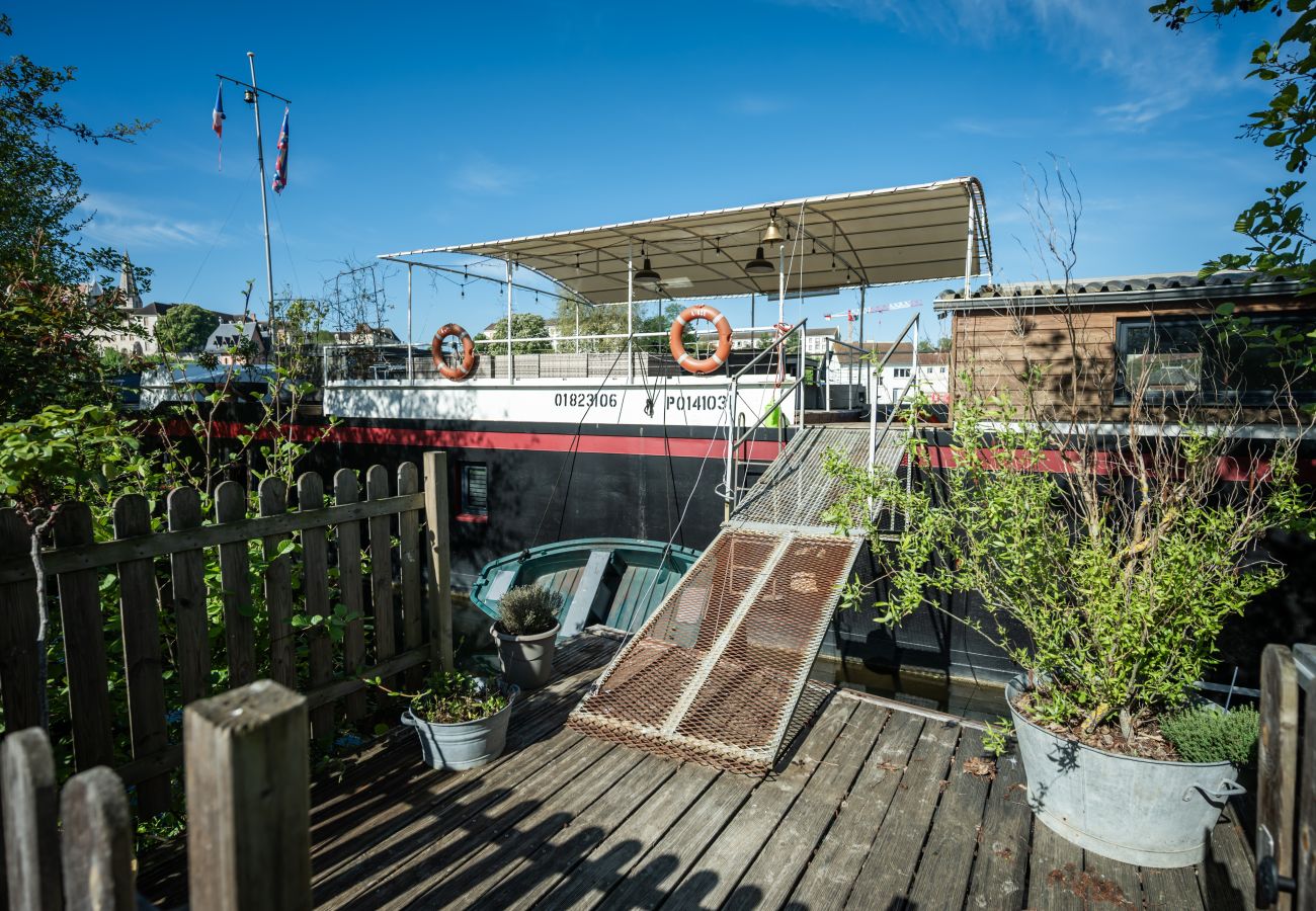 Bateau à Auxerre - Ainos Louanges - Bail Partner