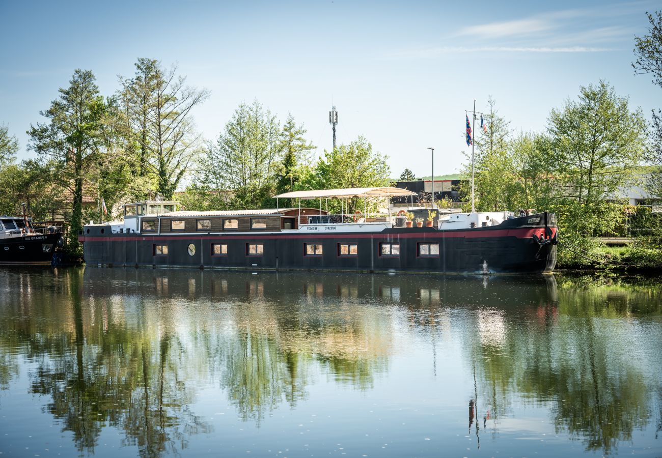 Bateau à Auxerre - Ainos Louanges - Bail Partner