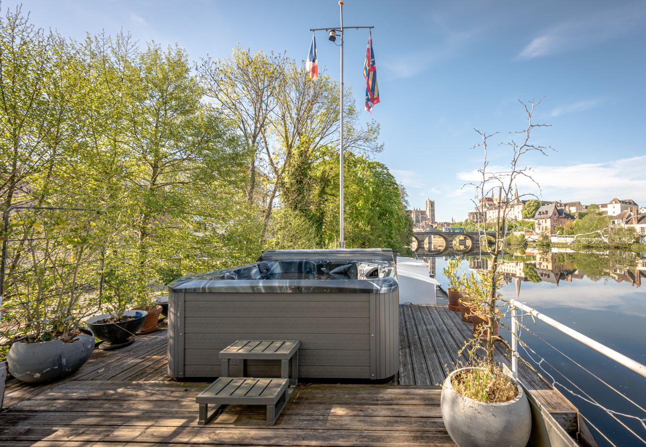 Bateau à Auxerre - Ainos Louanges - Bail Partner